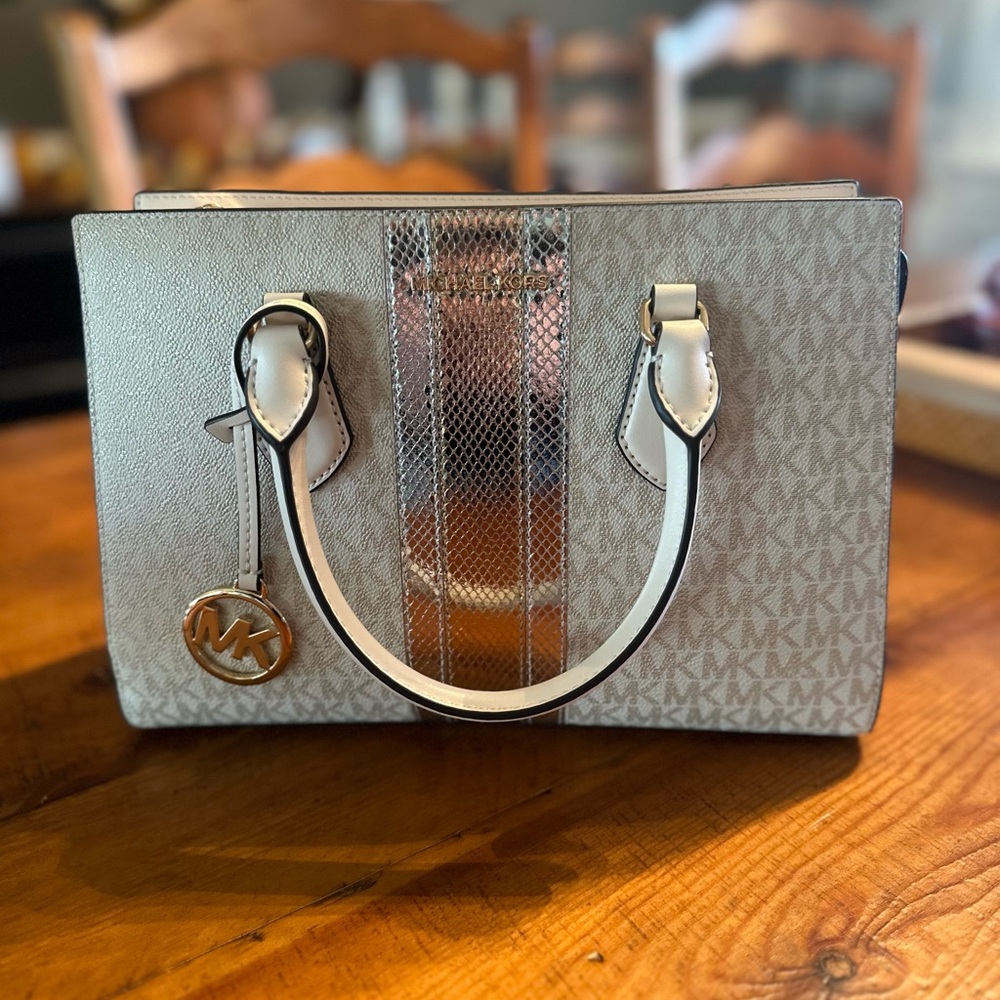 Michael Kors New (without tags) medium Sheila satchel sold out online!